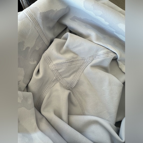 Like New Lululemon Wunder Under High Rise 28” Rib size 8 in Incognito Camo - Picture 3 of 5
